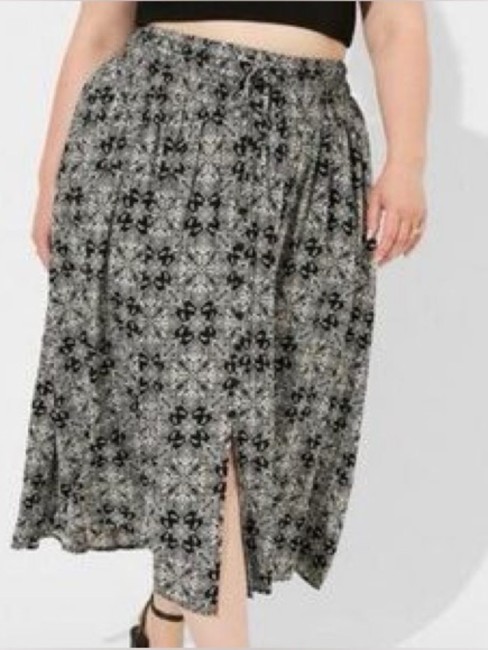 Torrid black and white geometric floral elastic waist skirt size 3X